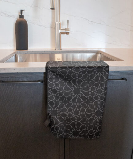 Linge vaisselle noir sobre lisse